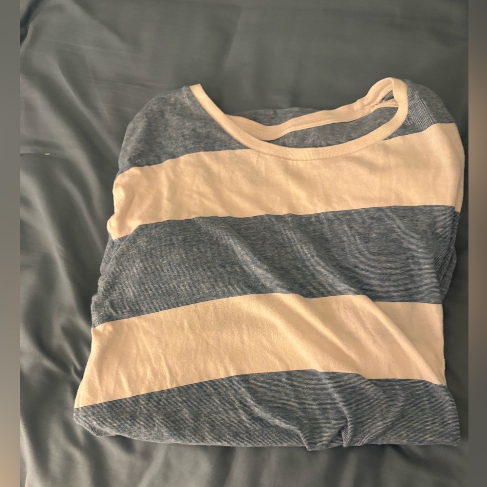 Old Navy Men’s V-Neck Tee. Size L